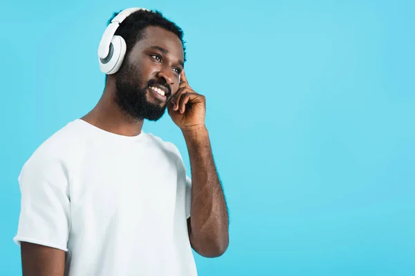 Jovem Afro Americano Ouvindo Música Com Fones Ouvido Isolado Azul — Fotografia de Stock