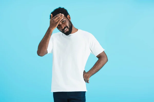 Confuso Sorrindo Afro Americano Homem Isolado Azul — Fotografia de Stock