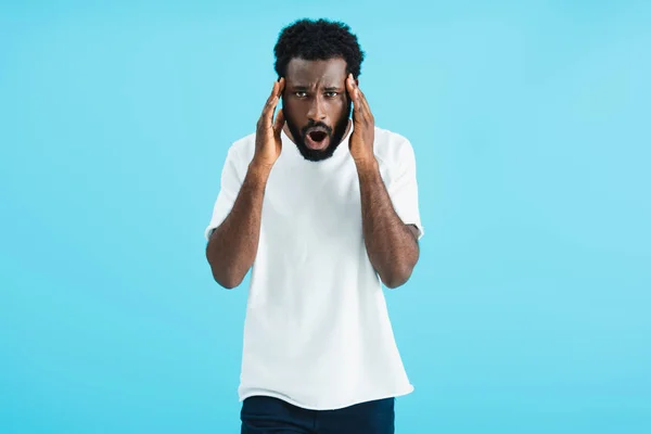 Afrikansk Amerikansk Man Vit Shirt Med Huvudvärk Isolerad Blå — Stockfoto