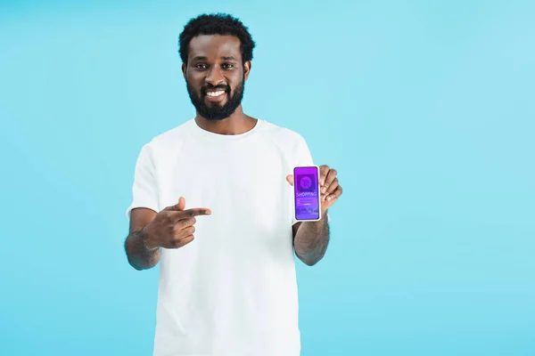 Mosolygós Afro Amerikai Férfi Mutatott Okostelefon Bevásárló App Elszigetelt Kék — Stock Fotó