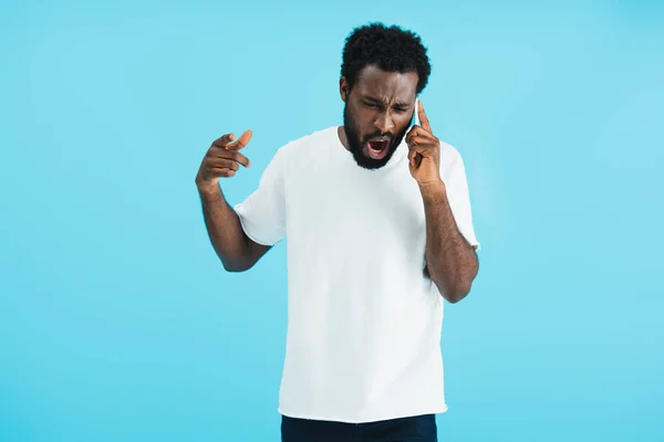 Zły African American Man Mówić Smartphone Izolowane Niebiesko — Zdjęcie stockowe