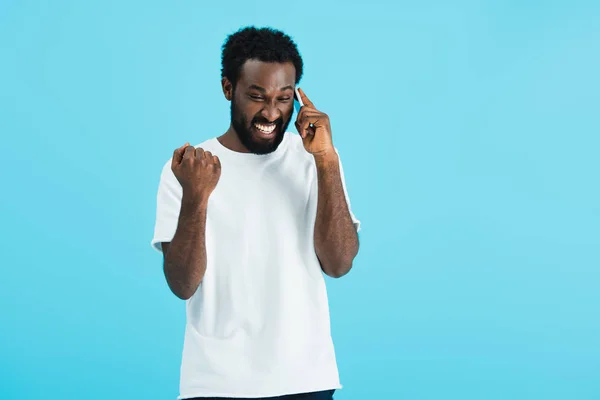 Ενθουσιασμένος Αφρικανός Αμερικανός Άνθρωπος Μιλάει Στο Smartphone Απομονωμένη Στο Μπλε — Φωτογραφία Αρχείου