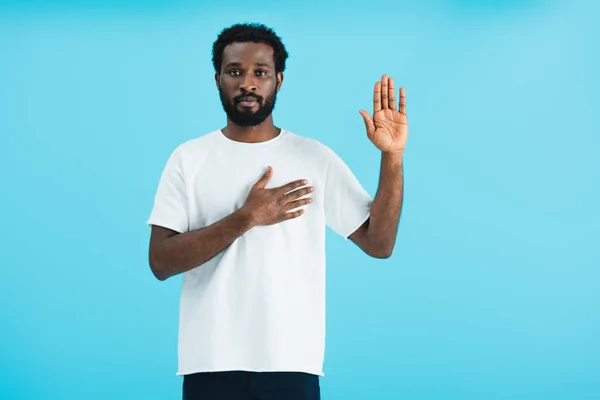 Bonito Afro Americano Homem Jurando Coração Isolado Azul — Fotografia de Stock