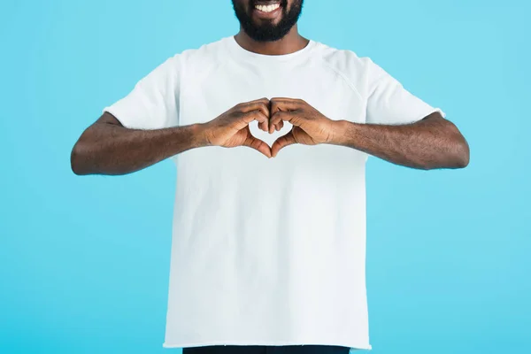 Recortado Vista Sonriente Afroamericano Hombre Mostrando Signo Corazón Aislado Azul — Foto de Stock