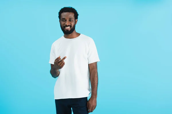 Lycklig Afrikansk Amerikansk Man Som Visar Långfingret Isolerad Blå — Stockfoto