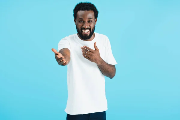 Mutlu Genç Afrikalı Amerikalı Adam Gülme Mavi Izole Gesturing — Stok fotoğraf