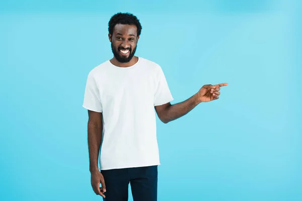 Щасливий Афроамериканський Чоловік Вказує Ізольовано Синій — стокове фото