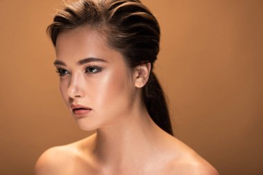 parlak makyaj ile genç güzel çıplak kadın uzakta bej izole bakıyor