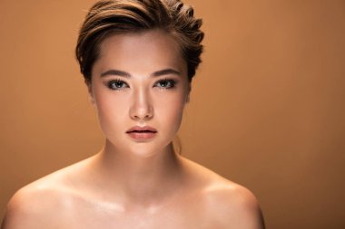 genç güzel çıplak kadın bej izole kamera bakıyor