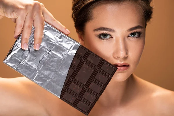 Young Naked Woman Holding Chocolate Bar Silver Foil Isolated Beige — Stock Photo, Image