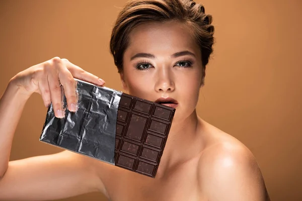 Beautiful Young Naked Woman Holding Chocolate Bar Foil Isolated Beige — Stock Photo, Image