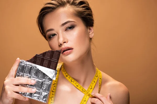 Naken Ung Kvinna Med Gult Måttband Holding Chocolate Bar Isolerad — Stockfoto