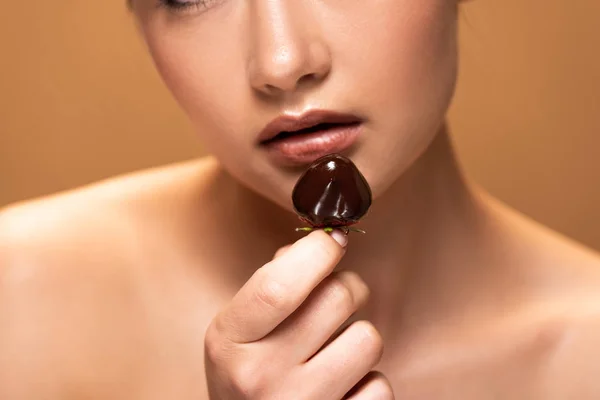 Nyírt Kilátás Gyönyörű Meztelen Gazdaság Eper Olvasztott Csokoládé Izolált Bézs — Stock Fotó