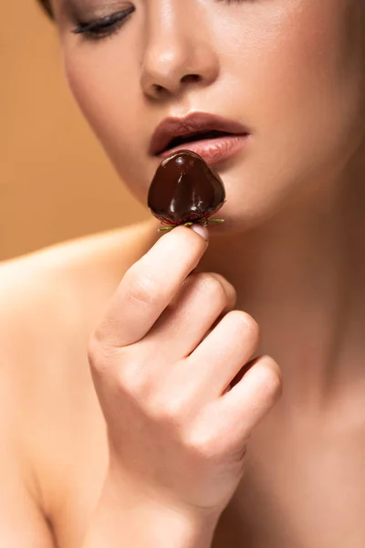 Молодая Обнаженная Женщина Смотрит Клубнику Расплавленном Шоколаде Изолированном Бежевого — стоковое фото