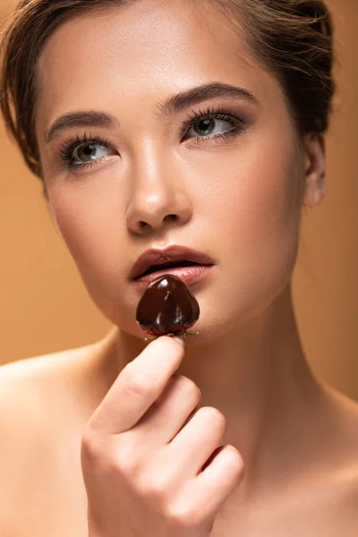 Drømmende Smuk Nøgen Kvinde Holder Jordbær Smeltet Chokolade Isoleret Beige - Stock-foto