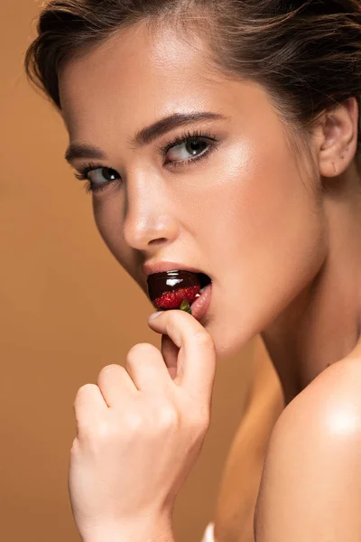 Beautiful Naked Woman Eating Strawberry Melted Chocolate Looking Camera Isolated — Stock Photo, Image