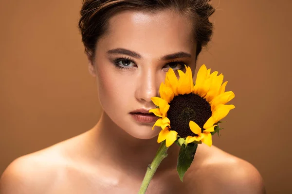 Mooie Jonge Naakte Vrouw Houdt Gele Zonnebloem Geïsoleerd Bruin — Stockfoto