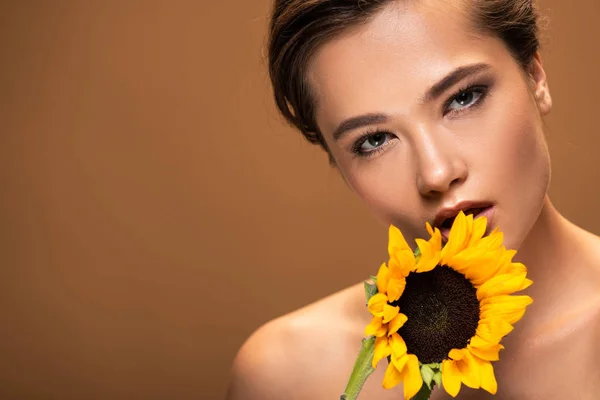 Hermosa Mujer Desnuda Joven Sosteniendo Girasol Amarillo Aislado Marrón — Foto de Stock