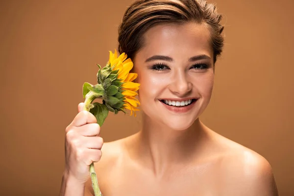 Schöne Lächelnde Nackte Frau Mit Gelben Sonnenblumen Isoliert Auf Braun — Stockfoto