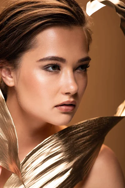 Smuk Ung Nøgen Kvinde Med Dekorative Gyldne Blade Isoleret Beige - Stock-foto