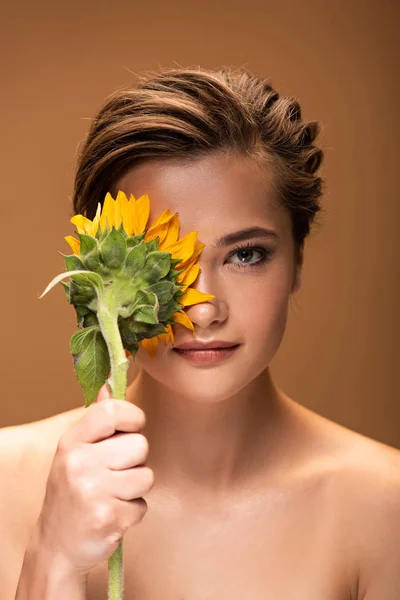 Bela Jovem Mulher Nua Com Girassol Amarelo Isolado Marrom — Fotografia de Stock