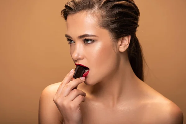 Belle Femme Nue Manger Morceau Chocolat Isolé Sur Beige — Photo