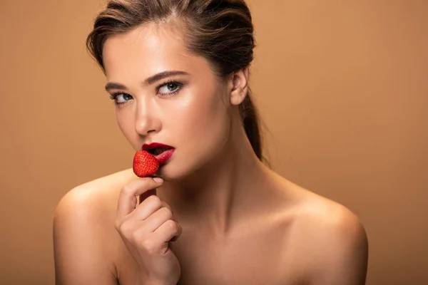 Γυμνή Όμορφη Γυναίκα Κρατώντας Φράουλα Κοντά Κόκκινα Χείλη Απομονωθεί Μπεζ — Φωτογραφία Αρχείου