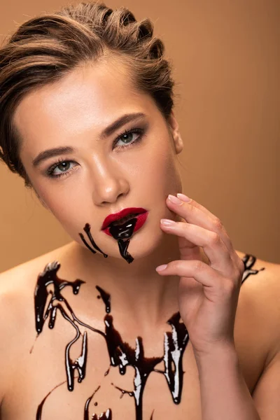 Vuile Naakte Vrouw Met Rode Lippen Chocolade Morsen Huid Aanraken — Stockfoto