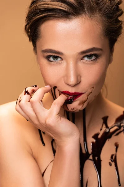 Mujer Desnuda Con Labios Rojos Derrames Chocolate Piel Lamiendo Dedo — Foto de Stock