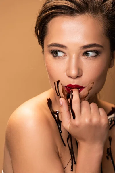 Bela Mulher Nua Com Lábios Vermelhos Derrames Chocolate Pele Lambendo — Fotografia de Stock