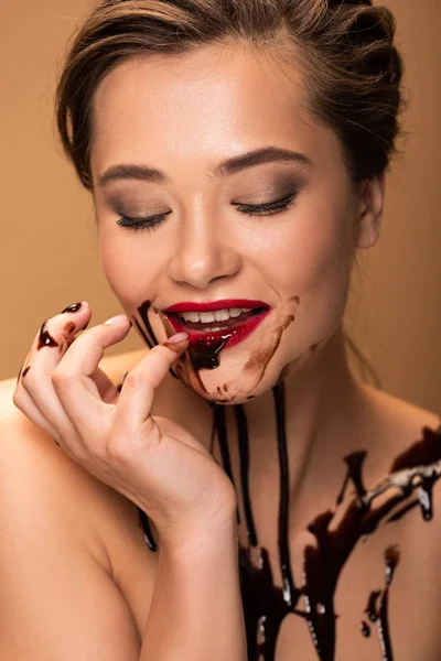 Mulher Nua Sorridente Com Lábios Vermelhos Derrames Chocolate Pele Isolada — Fotografia de Stock