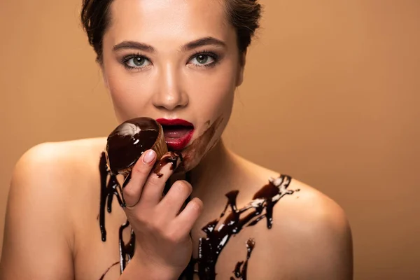 Hermosa Mujer Desnuda Con Labios Rojos Derrames Chocolate Piel Comiendo —  Fotos de Stock