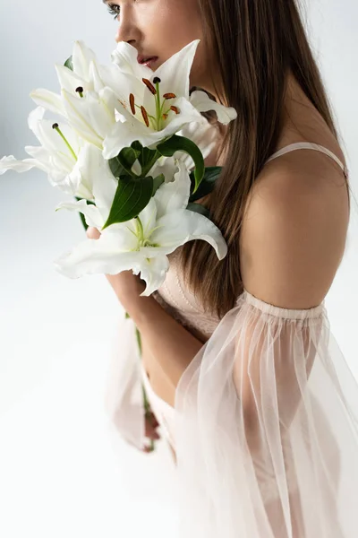 Beyaz Izole Lilyum Tutan Ihale Genç Kadın Kırpılmış Görünümü — Stok fotoğraf