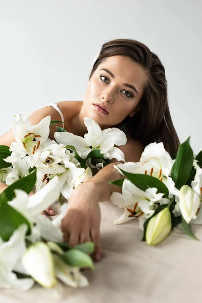 Tendre Jeune Femme Regardant Caméra Parmi Lys Isolé Sur Blanc — Photo