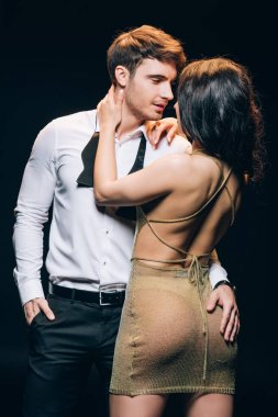 seksi zarif genç çift tutkuyla siyah izole birbirlerine bakıyor