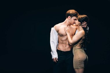 seksi esmer kadın fotokopi alanı ile siyah izole kas gövde ile çıplak erkek arkadaşı öpüşme