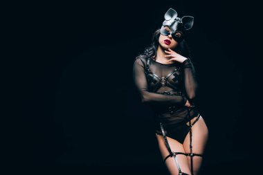 bdsm kostüm ve maske siyah izole seksi esmer kadın