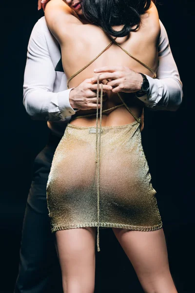 Обрізаний Вид Чоловіка Роздягається Сексуальна Молода Жінка Золотому Прозорому Платті — стокове фото