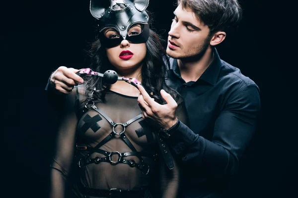 Jovem Homem Segurando Mordaça Perto Sexy Mulher Máscara Bdsm Traje — Fotografia de Stock