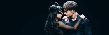 bdsm kostümü genç adam ve seksi esmer kadın panoramik çekim yakından siyah izole ayakta