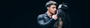 siyah izole bdsm kostümseksi esmer kadın öpüşme genç adam panoramik çekim