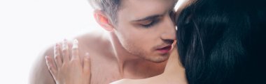genç adamın panoramik çekim tutkuyla beyaz izole kadın boyun öpüşme