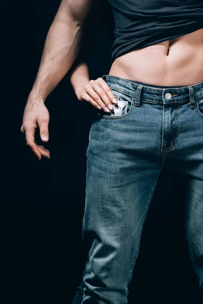 Visão Parcial Mulher Despir Homem Tirar Preservativo Jeans Isolado Preto — Fotografia de Stock