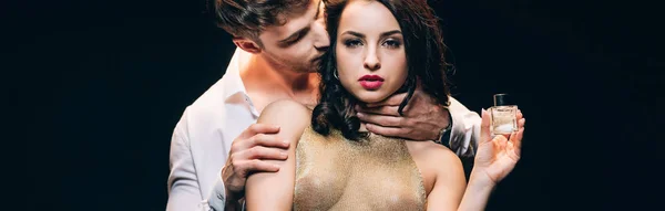 Panoramic Shot Tineri Sexy Femeie Holding Parfum Timp Prietenul Sărutat — Fotografie, imagine de stoc