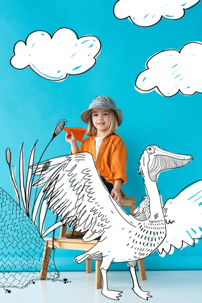 Kid Jeans Oranje Shirt Zittend Trappen Spelen Met Papier Vliegtuig — Stockfoto