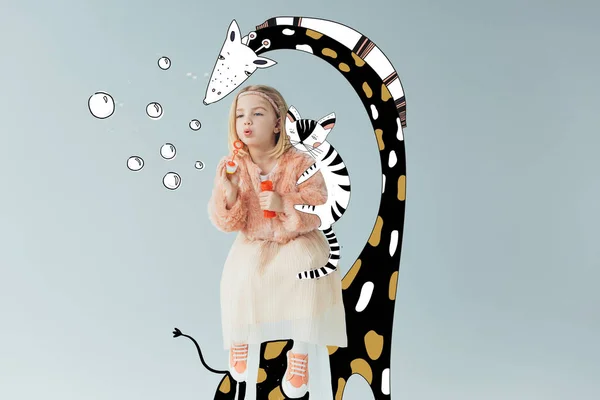 Очаровательный Ребенок Искусственном Шубе Юбке Сидит Сказочном Жирафе Дует Мыльные — стоковое фото