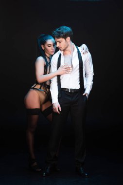siyah kucaklayan bdsm çift tam uzunlukta görünümü