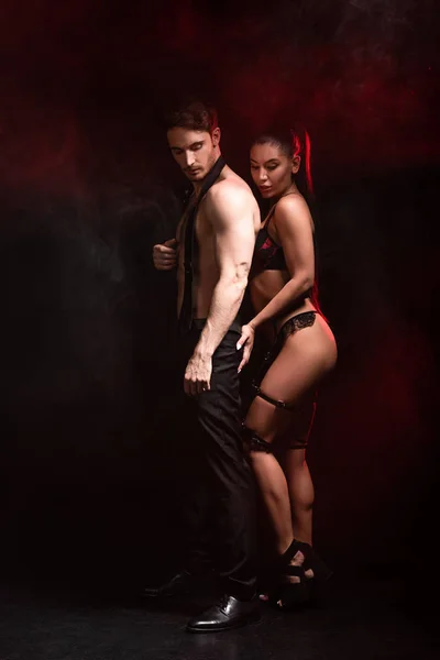 Volledige Lengte Weergave Van Sexy Paar Staande Zwart — Stockfoto