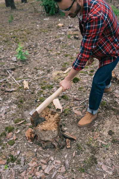 Lumberer Kockás Ing Denim Farmer Vágás Fejszét Erdőben — Stock Fotó