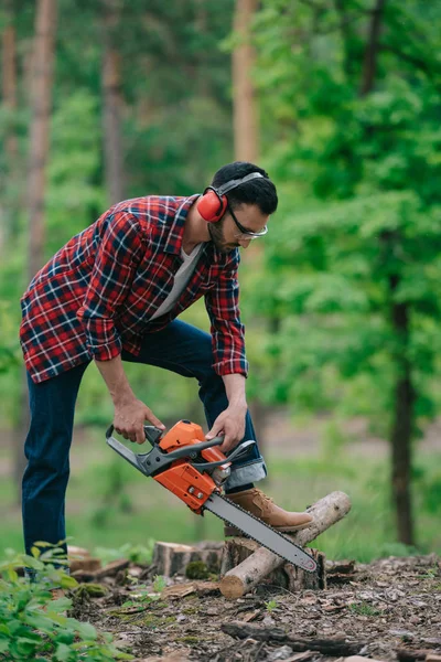 Lumberer Brusreducerande Hörlurar Som Skär Ved Med Motorsåg Skogen — Stockfoto